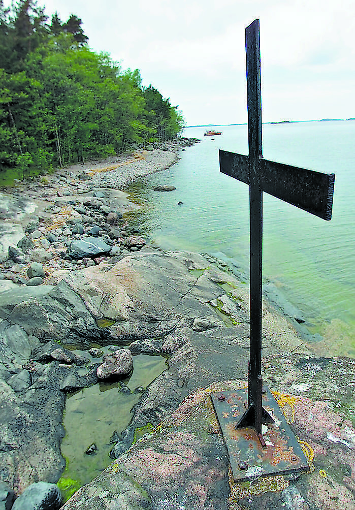 Ominaisten saarella hyytävän kuoleman kokeneiden muistoksi pystytettiin 1960-luvulla muistoristi saaren koilliskärkeen.