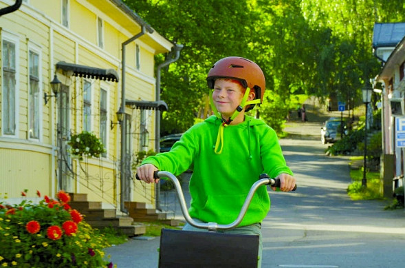 Risto Räppääjä (Samuel Shipway) jakaa kesätöikseen lehtiä naantalilaisille tutuissa maisemissa.