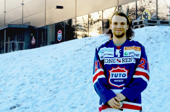 Lauri Kärmeniemen parhaat avut ovat hyökkäyssuuntaan pelattaessa. Ismo Lehkosella onkin selvä suunnitelma oikealta ampuvan puolustajan varalle. - Meidän päätyyn tulee kiekkoa aika paljon. Avauspelaamisessa, hyökkäyspelaamisessa ja ylivoiman viivalla Laurista varmasti on paljon iloa meille.