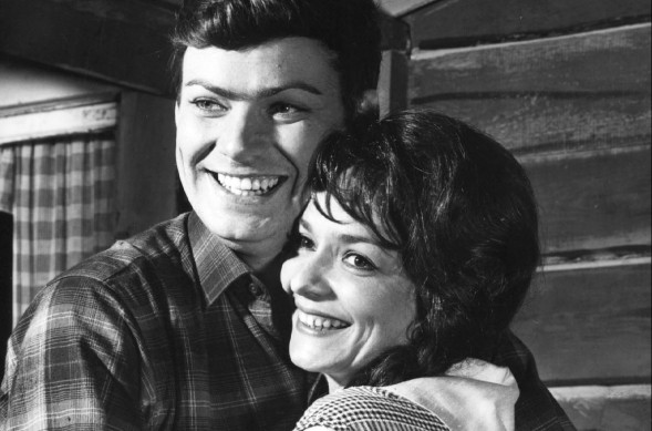 Eila Peitsalo ja Ismo Saario olivat päärooleissa Turun kesäteatterin Luonnon lapset -näytelmässä kesällä 1968.