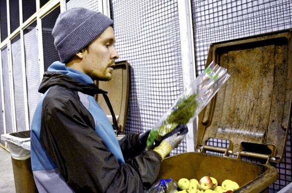 Olli-Jaakko Latva-Mäenpää löytää päivittäiset elintarvikkeensa kauppojen biojäteastioista.
