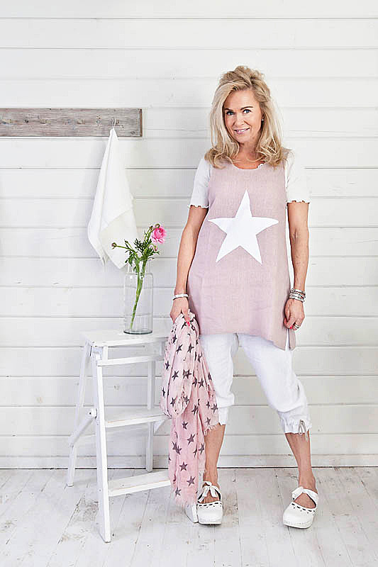 Pia Erlund stailaa ja ottaa itse By Pia’s designin tuotekuvat.