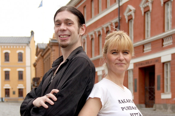 Jiri Keronen on Muutos 2011 -puolueen jäsen ja köyhänmiehen supersankari. Janina Andersson on Perjantain yhteiskuntavastuuasiantuntija ja jalkapalloäiti.