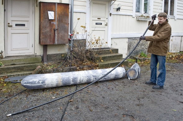 Muovisia geopolymeeripaaluja on k&#228;ytetty paalutuksiin jo vuosia. Sami H&#228;kkinen esitteli mallikappaletta Portsassa marraskuussa 2009.