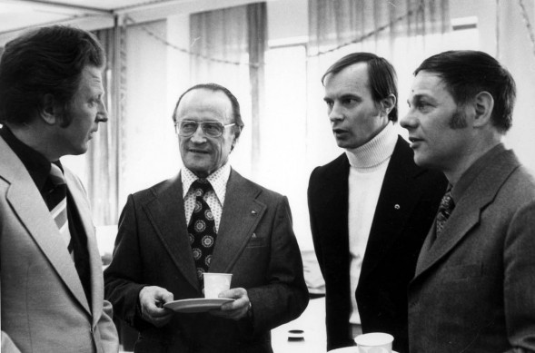 Pentti Rekola (oik.) juhlisti vappua Turun Sanomien vappujuhlilla vuonna 1977. Seurueessa myös Aulis Potinkara (vas.), Reino Kokkonen ja Kari Sinkkonen.