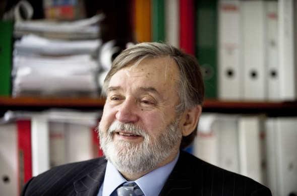 Turun yliopiston varsinaissuomalaisen osakunnan tukisäätiö lahjoittaa osakunnalle inspehtori Timo Soikkasen muotokuvan.