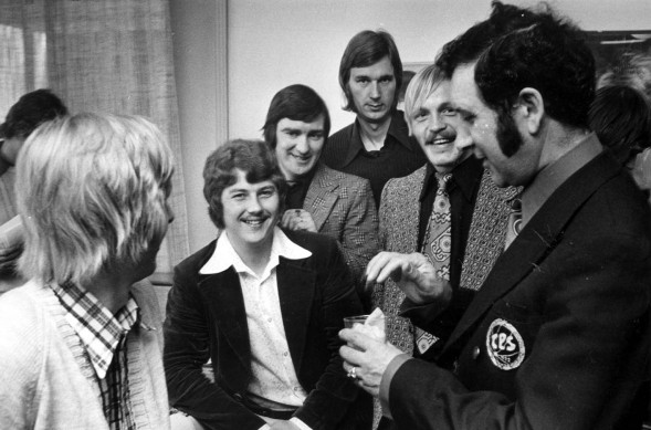 Teuvo Andelmin (toinen vas.) on TPS:n mestaruusvuosien tähtiä kuten myös Jouni Jalonen (kesk.), Göran Enckelman ja Martti Kekola. Oikealla joukkuetta keväällä 1973 valmentanut Manuel Gerpe.