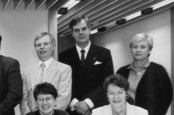 Timo Järvilahti (takarivissä kesk.)ja muita tuoreita Varsinais-Suomen kansanedustajia toukokuussa 1991. Järvilahden vieressä Virpa Puisto ja Jarmo Laivoranta. Eturivissä Eeva Kuuskoski-Vikatmaa (vas.) ja Heli Astala.