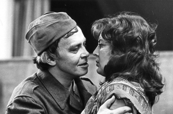 Heikki Alho ja Rose-Marie Precht keskeisissä osissa Turun kaupunginteatterin Woyzeck-esityksessä vuonna 1973. Koulukierroksensa lomassa Woyzeck ehätti myös Sopukan näyttämölle.