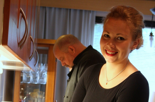 Merle Lipponen ja Pasi Jämä hoitavat yhdessä kotiruokapalvelun ruuanlaiton