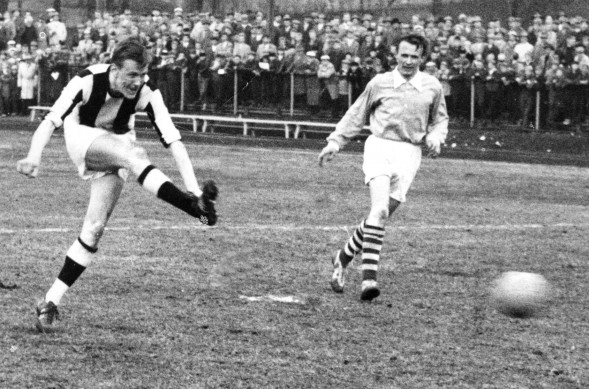 Matti Sundelin (vas.) oli TPS:n armoitettu maalitykki, jonka maaliennätyksiä ei ole vieläkään rikottu.