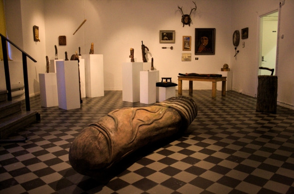 Jouni Isotalo ei koskaan liiemmin tavoitellut taiteellaan huomiota. Osittain siit&#228; syyst&#228; Parrunveist&#228;j&#228; - ja paljon muuta on ensimm&#228;inen h&#228;nen t&#246;ist&#228;&#228;n koottu n&#228;yttely.