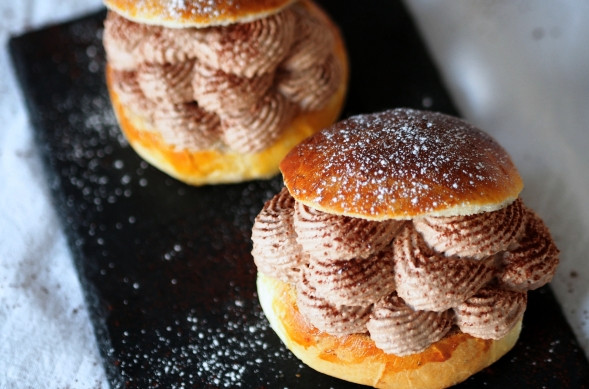 Suklaiset laskiaispullat ovat näyttäviä.