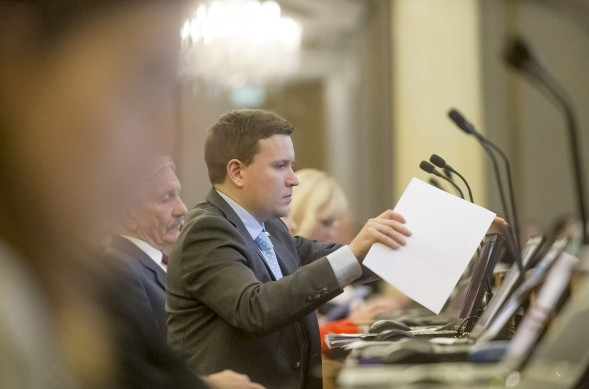 Ville Tavio vastusti kaupunginhallituksen konsernijaostossa Turun Ylioppilaskyläsäätiön toimitusjohtajan palkankorotusta.