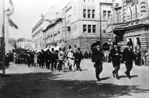 Juhlava herrain ja rouvain paraati kulki kaupungin halki Turun 700-vuotissyntymäpäivänä 18. kesäkuuta 1929.