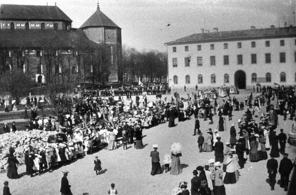 Vappuhumua Akatemiantalon edustalla vuonna 1906. Ylioppilaita katukuvassa on vähän, sillä Turun Akatemia oli siirretty Helsinkiin vuonna 1827 eikä kaupungissa vielä ollut omaa yliopistoa.