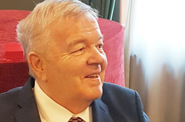 Matti Pösö kannustaa opiskelemaan ranskaa, koska se avaa ovet muidenkin romanisten kielten oppimiseen.
