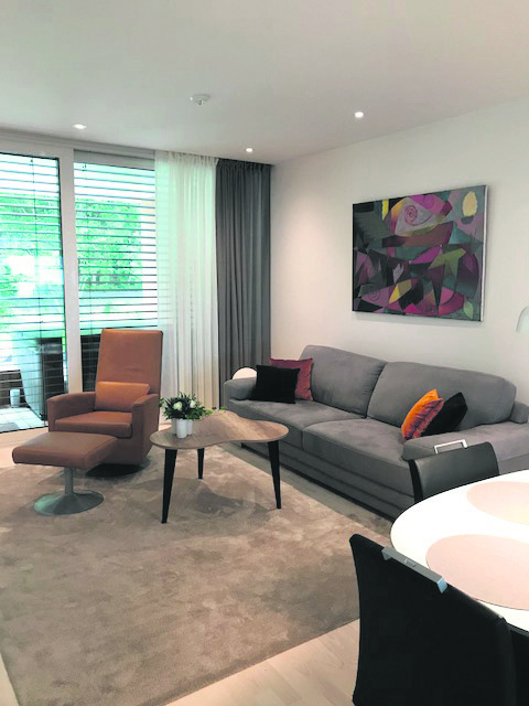 Sisustussuunnittelija Mari Anttonen rohkaisee kaikkia sisustuksellisiin kokeiluihin. Hän uskoo, että monet suomalaiset uskaltaisivat sisustaa rohkeammin, kun saavat ajatuksilleen vahvistusta esimerkiksi sisustuskonsultoinnin myötä. Tänä vuonna 2018 sisustuksessa nähdään tummia sävyjä ja samettia