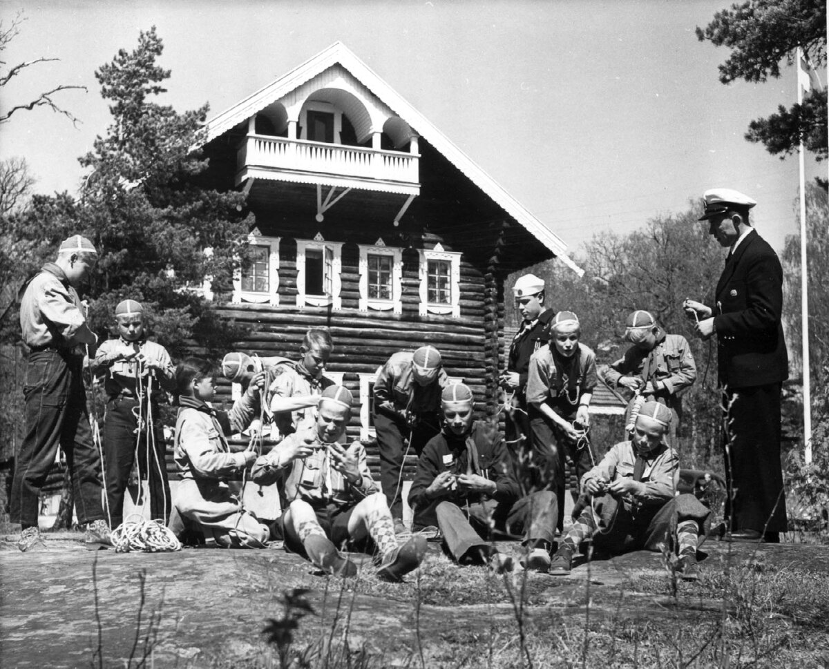 Partiolaisia solmunteossa Honkapirtin edustalla kesäkuussa 1955.