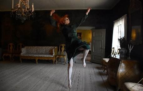 Taiteilijattaret - Oodeja näkymättömille naisille esitetään uudelleen sunnuntaina 30. syyskuuta keklo 15–17.30 Qwenselin talossa. 