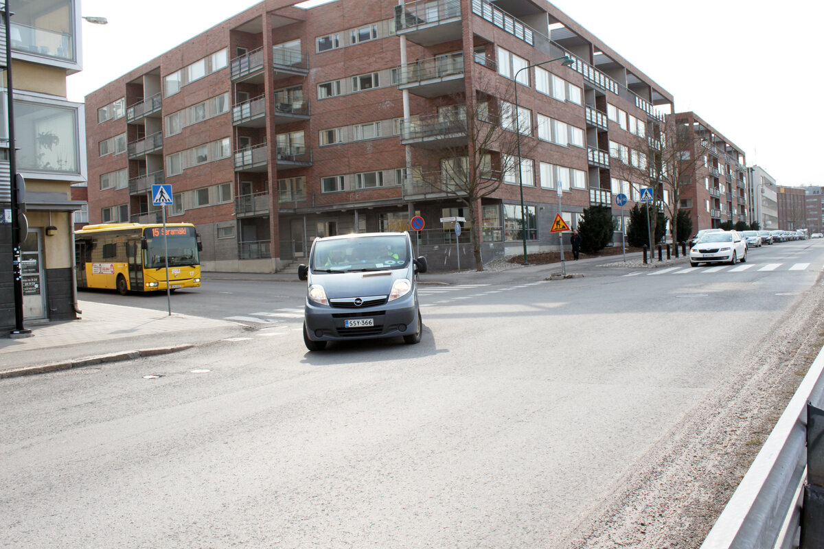 Itäisen Rantakadun ja Merimiehen kadun risteyksessä ei kellään ole etuajo-oikeutta. Se aiheuttaa joskus seisovia tilanteita.