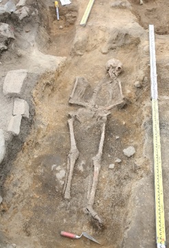 Keskiaikainen hauta Hiitolan Kylälahden Kalmistomäeltä.