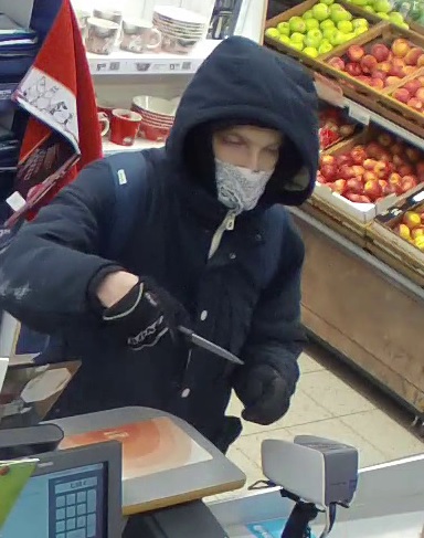 Ryöstäjä uhkasi puukolla.