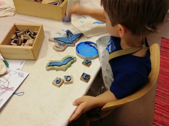 Kässäkyvyssä tutustutaan leikin ja askartelun ohella toiseen kotimaiseen kieleen.