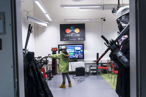 VR-kokeilussa nuoret pääsevät kokeilemaan, millaista olisi harrastaa jalkapalloa, joukkuevoimistelua tai teatteria. 