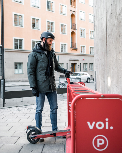 Skuuttien pysäköintitelineet on tarkoitus sijoittaa yksityisten yritysten, kuten kauppojen, piha-alueille, missä ne ovat kaikkien sähköpotkulautailijoiden käytössä. 