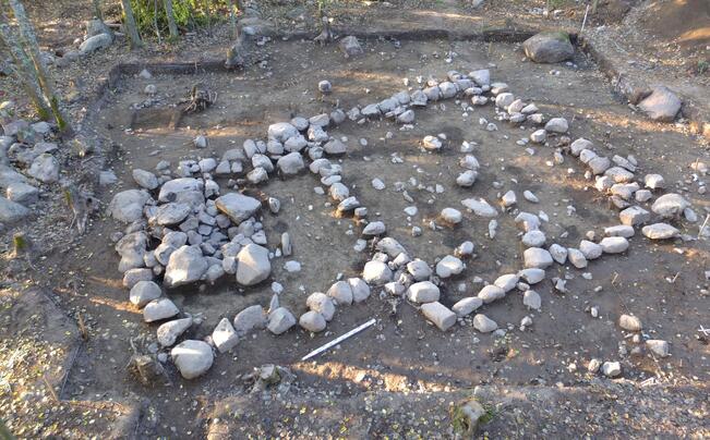 Suomen vanhimman tunnetun kirkkorakennuksen kivijalka Kaarinan Ravattulan Ristimäellä. Muistoristin perustus sijaitsee rakennuksen kuorihuoneessa, kuvassa vasemmalla olevan pienemmän huonetilan päädyssä. 