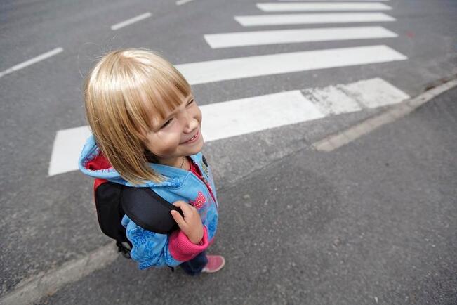 Koulureitti kannattaa kulkea yhdessä lapsen kanssa moneen kertaan ennen koulun alkua. Näin huomaa, millaisia liikennetilanteita lapsi ei vielä hallitse.