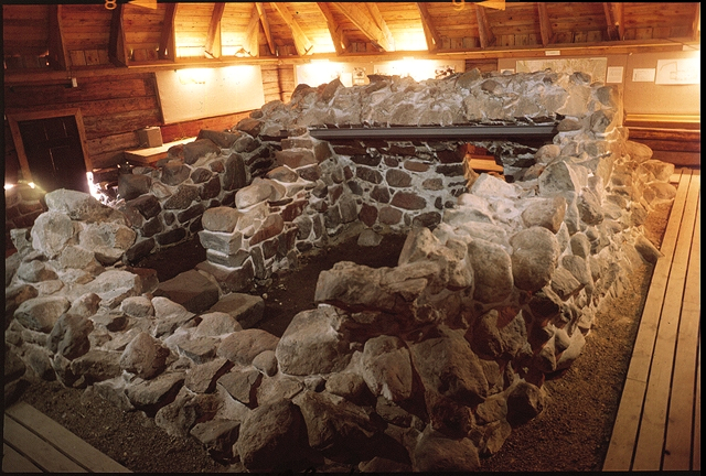 Kökarin luostarin kellarin rauniot Fransiskuskappelissa.atio	