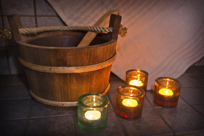 Kynttilät on sijoitettava palamattomalle alustalle siten, ettei liekki tai lämpö sytytä palavaa materiaalia.