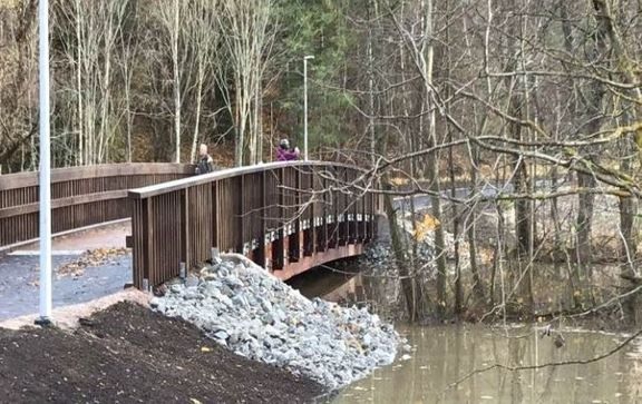 Uusi Raisionjoen ylittävä kevyen liikenteen silta kasitien varrella Huhkon kohdalla on valmis.