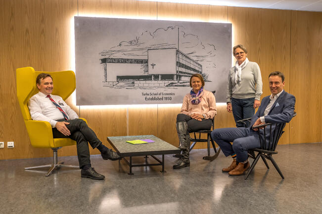 Uudenlaista systemaattista yritysyhteistyömuotoa edustavaan EiR-ohjelmaan mukaan lähteneet yrittäjät Laura Strömberg, Jussi Karttila ja Hannu Aaltonen sekä ohjelmasta vastaava professori Jarna Heinonen (kuvassa takana) toivovat, että pääsevät pian tapaamaan opiskelijoita myös kasvotusten koululla.