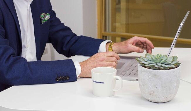 Pääpaino kauppakamarin koulutusten järjestämisessä on ensi vuonna verkkototeutuksissa pandemiatilanteen takia.