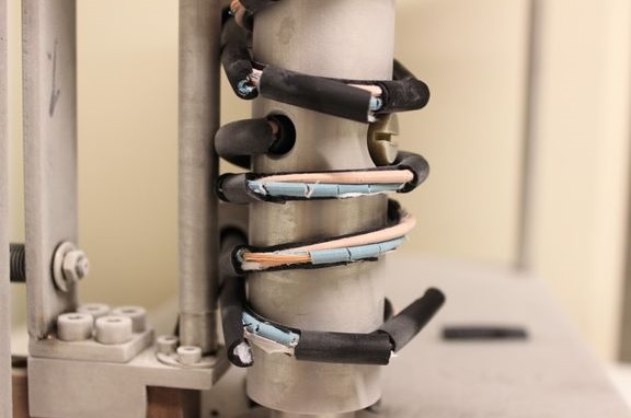 Kaapeli, josta sekä vaippa että eristeet ovat murtuneet. 