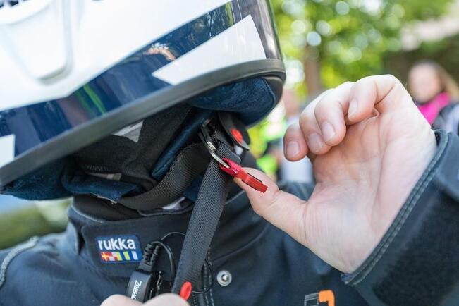 Myös laki edellyttää, että moottoripyörän kuljettajan ja matkustajan on käytettävä tyypiltään hyväksyttyä ja asianmukaisesti kiinnitettyä suojakypärää.