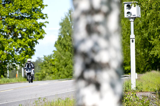 Moottoripyörien ja mopojen määrät ovat kasvussa Suomen teillä.