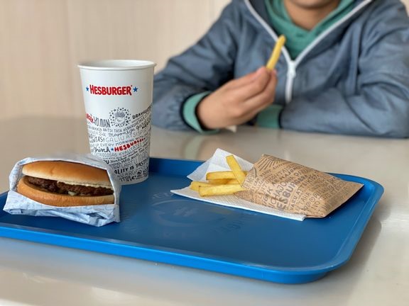 Yli 6 000 rikkinäisestä laatikosta syntyi noin 19 000 tarjotinta. 