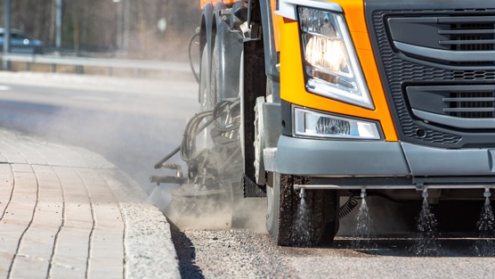 Katupölyä syntyy hiekoituksesta, suolauksesta, ajoneuvojen renkaiden kuluttaessa tien päällystettä sekä muista ympäristön pölylähteistä kuten työmaa-alueilta.