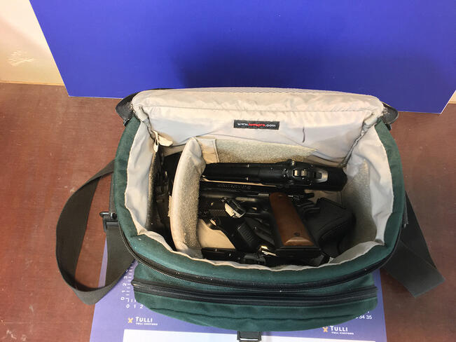 Tulli takavarikoi kaasuaseita niiden maahantuontiin liittyvän kotietsinnän yhteydessä.