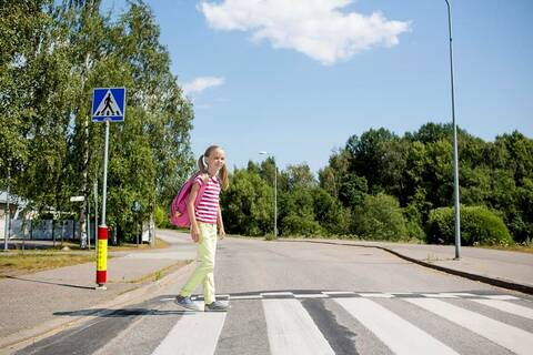 Harjoittele koulureitti yhdessä lapsesi kanssa. Kun perusasiat ovat hallussa, lapsen voi antaa toimia itsenäisesti ja seurata vierestä. 