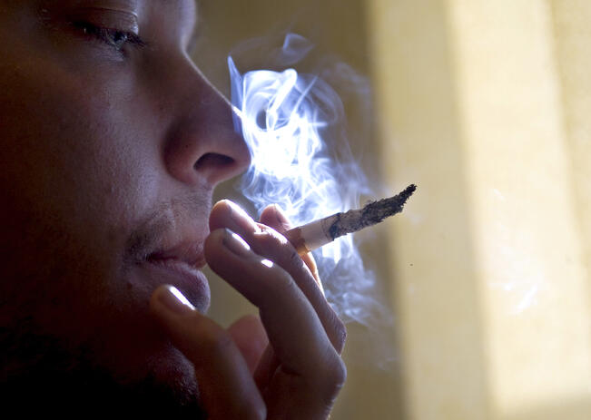 Tupakkalakia ollaan muuttamassa niin, että taloyhtiöt voisivat enemmistöpäätöksellä hakea tupakointikieltoa taloyhtiön hallitsemille piha-alueille.