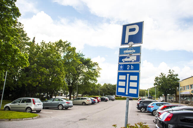 Vakuutusyhtiöt korvaavat lakisääteisestä liikennevakuutuksesta vuosittain noin 45 000 pysäköintialueilla sattunutta vahinkoa.