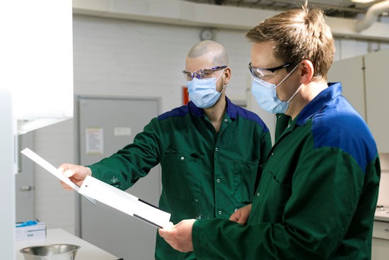 Nordkalkin laboratorioanalyytikko Victor V&#228;&#228;n&#228;nen ja sovellusp&#228;&#228;llikk&#246; Matti Lammela.