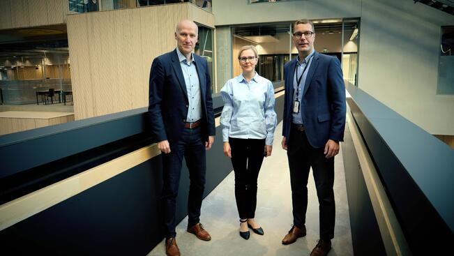 Juha Kontio (kuvassa vas.), Turun AMK:n koulutus- ja tutkimusvastaava Jaana Kallio-Gerlander ja Keskon Lauri Inna.