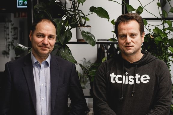 Green Carbonin toimitusjohtaja Matti Toivonen (vas.) ja Taisteen toimitusjohtaja Oscar Salonaho kannustavat yrityksiä kantamaan ilmastovastuuta kompensaatiohankkeiden kautta. 