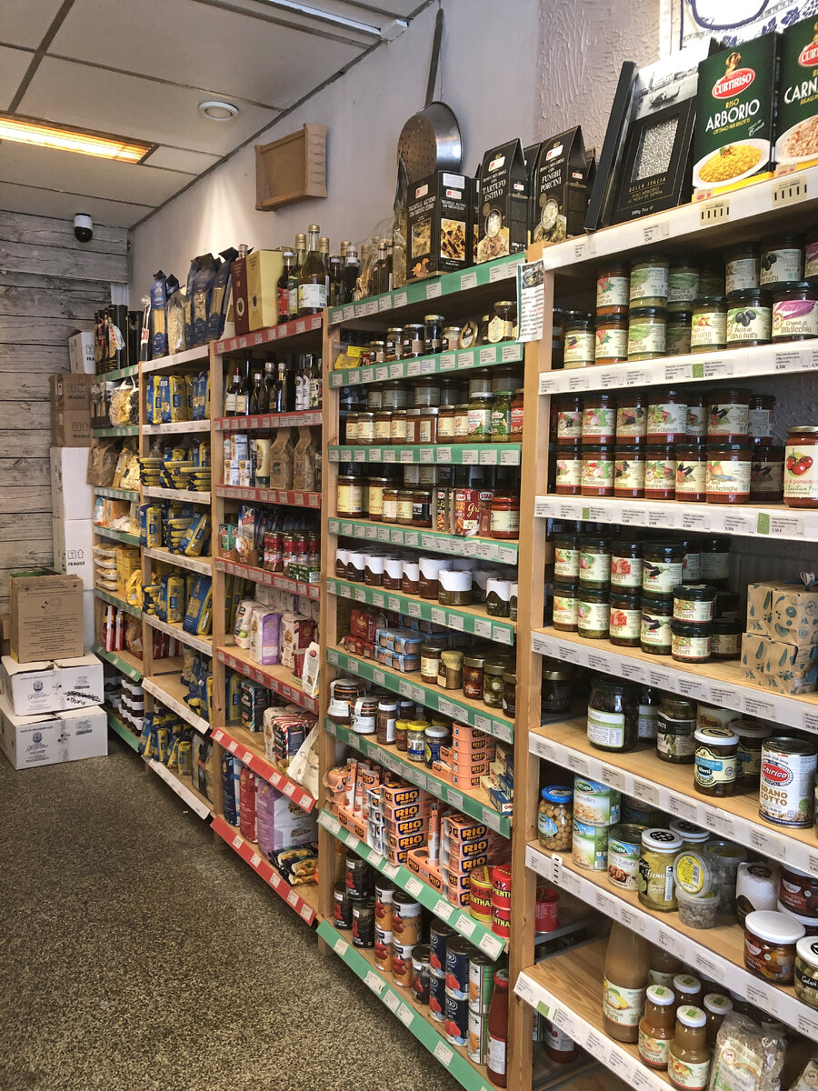 Kaupan laaja valikoima kutsuu herkuttelemaan.